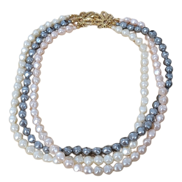 Avon vintage 3 strand pearl necklace gold tone ornate clasp. Pink silver white - Picture 2 of 6